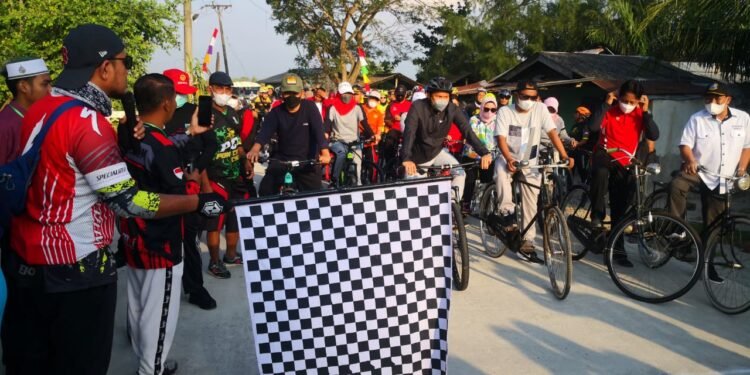 Dilepas Ketua IWO Sumut, Gowes Bersama Bupati Sergai Diwarnai Vaksinasi Massal dan Tanam Mangrove.