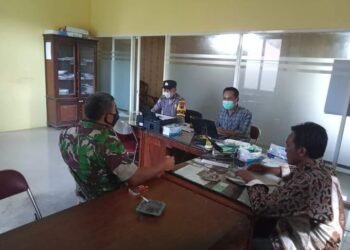 Ciptakan Keakraban Babinsa Komsos Dengan Aparat Desa Ringinlarik.