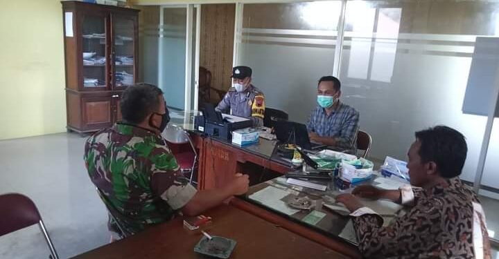 Ciptakan Keakraban Babinsa Komsos Dengan Aparat Desa Ringinlarik.