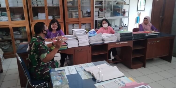 Melalui Komsos, Babinsa Sragen Ingatkan Guru Dan Murid Terapkan Prokes di Sekolah.