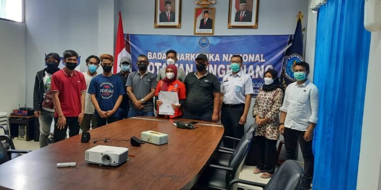 3 Tersangka Pengguna Sabu di Tambelan Diserahkan ke Badan Narkotika Nasional Kota Tanjung Pinang Untuk Rehabilitasi.