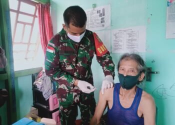 Sinergitas Anggota Satgas Yonif 144/JY Dalam Percepatan Vaksinasi Covid-19 di Perbatasan.