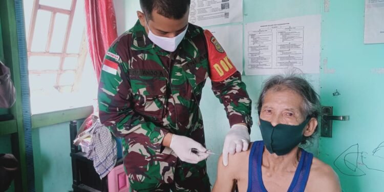 Sinergitas Anggota Satgas Yonif 144/JY Dalam Percepatan Vaksinasi Covid-19 di Perbatasan.