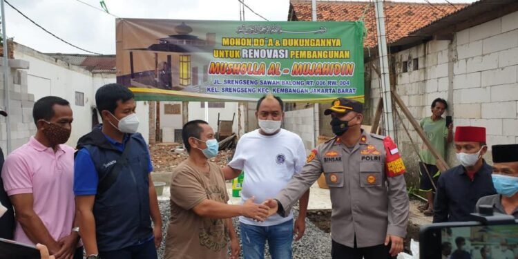 Polsek Kembangan Gelar Giat Bansos Kepada Warga Terdampak Wabah Covid-19.