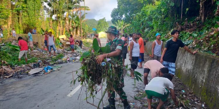 Melestarikan Budaya Gotong Royong, Satgas Yonarhanud 11/WBY Melaksanakan Karya Bakti di Desa Lapiaso Waiheru.