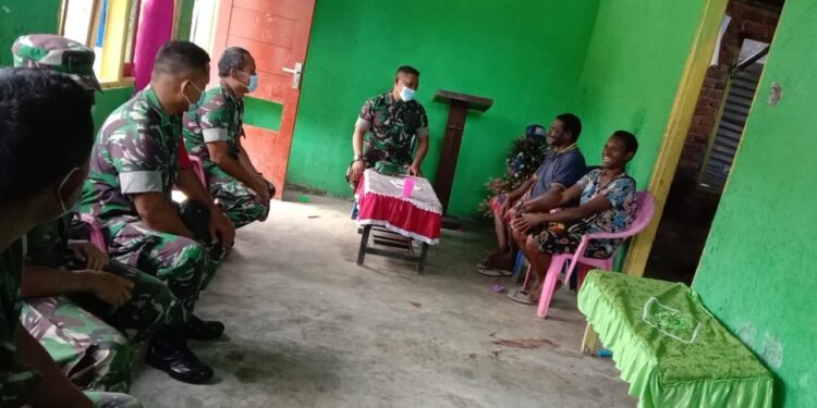Tingkatkan Hubungan Kekeluargaan Dengan Kepala Suku, Danramil Aimas Anjangsana Dan Jalin Komunikasi.