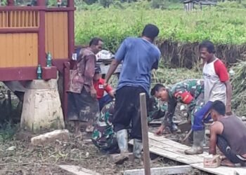 Tingkatkan Sinergitas, Babinsa Klamono dan Bhabinkamtibmas Karya Bhakti Membantu Warga.