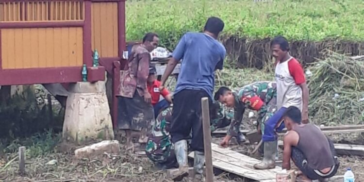 Tingkatkan Sinergitas, Babinsa Klamono dan Bhabinkamtibmas Karya Bhakti Membantu Warga.