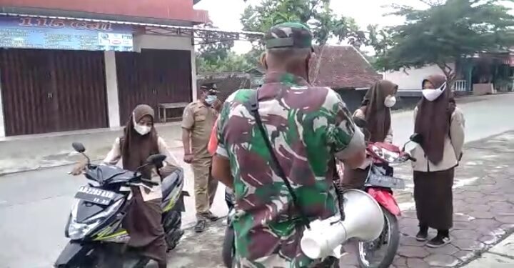 Komsos Babinsa Klewor, Ajak Pelajar Tetap Taati Prokes.