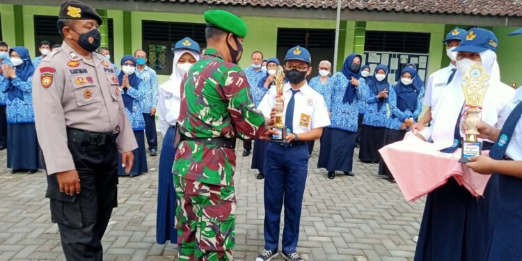 Forkopincam Manyaran Gelar Apel Pagi Lintas Sektoral Di SMP N 1 Manyaran, Ini Tujuannya.