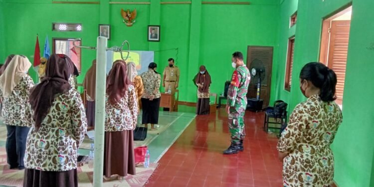 Peran Aktif Sertu Joko Dalam Penyuluhan KB Ibu-Ibu PKK Kelurahan Tegalharjo.