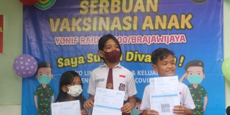 Serbuan Vaksin Kepada Anak usia 6 Sampai 12 Tahun di Yonif Raider 300/Bjw.