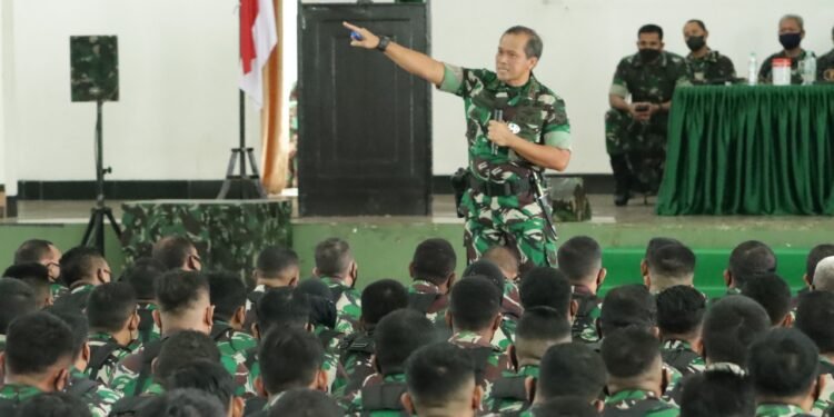 Beri Pengarahan, Pangdam Kasuari Minta Prajurit Agar Membantu Permasalahan di Papua Barat.