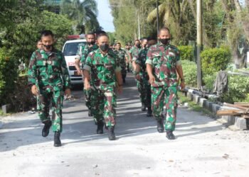 Kasdim Bersama Jajaran Ikuti Jalan Sehat di Makorem 102 Panju Panjung.