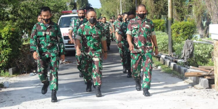 Kasdim Bersama Jajaran Ikuti Jalan Sehat di Makorem 102 Panju Panjung.