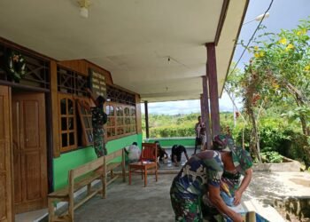Jelang Acara Pentabisan Imamat Satgas Yonif 126/KC Bantu Warga Bersihkan Gereja.