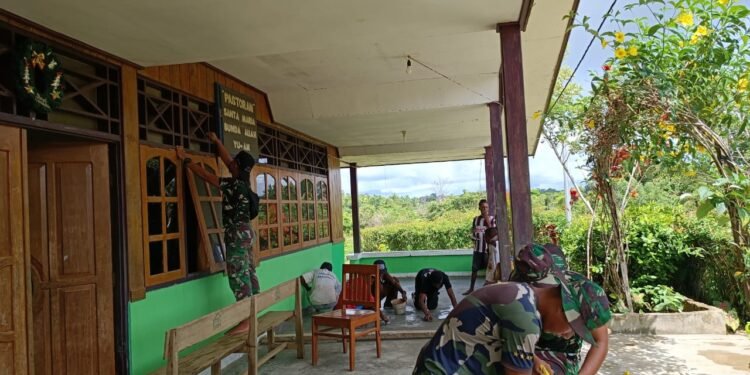 Jelang Acara Pentabisan Imamat Satgas Yonif 126/KC Bantu Warga Bersihkan Gereja.