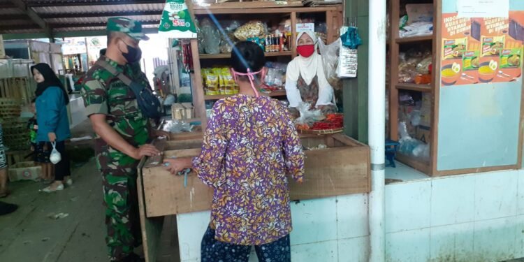 Komsos Bersama Pedagang Pasar Sambi, Babinsa Selipkan Prokes.