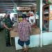 Komsos Bersama Pedagang Pasar Sambi, Babinsa Selipkan Prokes.