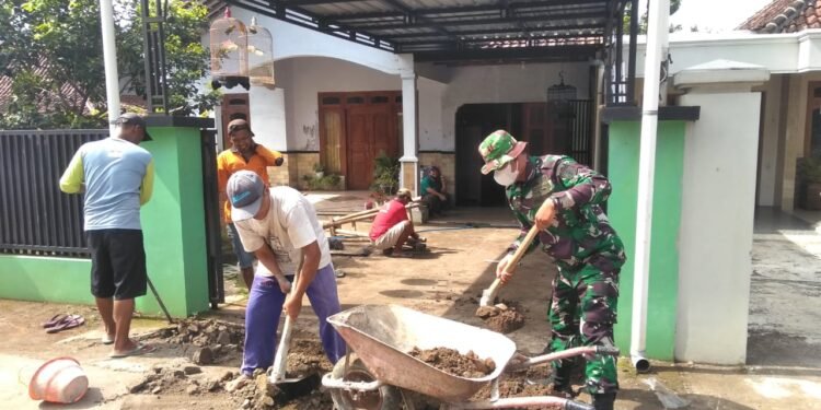 Antisipasi Banjir Babinsa Koramil Nogosari Laksanakan Karya Bakti Bersihkan Selokan.