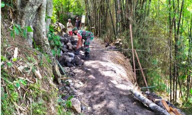 Jalin Kebersamaan, Babinsa Desa Doyong Dan Warga Kerja Bakti.