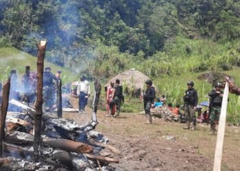 Prajurit 114 Satria Musara Menghadiri Prosesi Upacara Pembakaran Mayat Warga Binaan Di Pegunungan Tengah Nduga.