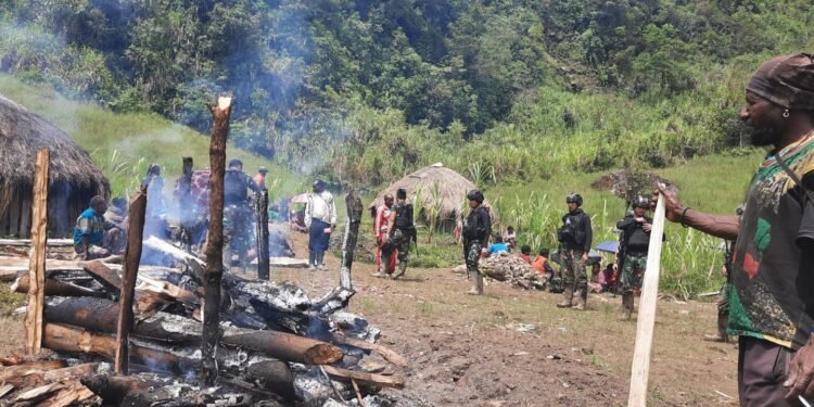 Prajurit 114 Satria Musara Menghadiri Prosesi Upacara Pembakaran Mayat Warga Binaan Di Pegunungan Tengah Nduga.