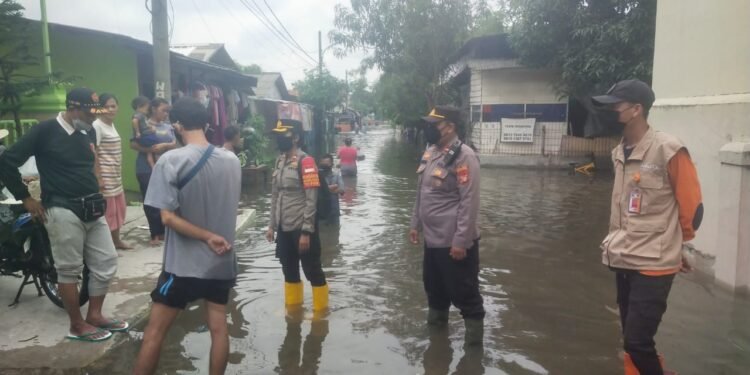 Tinjau Lokasi Banjir, Kapolsek Cengkareng Bantu Sembako Kepada Warga Korban Banjir.