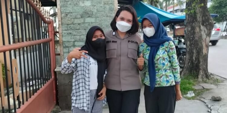 Polwan Polsek Medan Helvetia Dampingi Siswa/i Vaksin Di Sekolah.