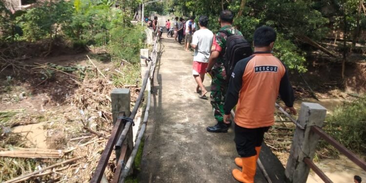 Babinsa Koramil 06/Gondang, Cek Tanah Longsor di Wilayah Binaan.