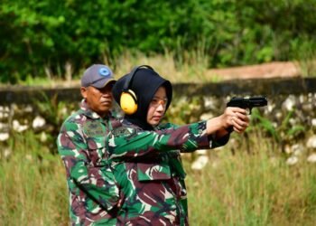 Tiga Srikandi Laut Lantamal XIV Sorong Adu Ketangkasan Dalam Menembak Pistol.