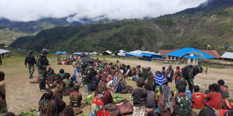 Membantu Ekonomi Masyarakat Prajurit Satgas 114 Satria Musara Menghidupkan Pasar Rakyat Pegunungan Tengah Mbua.