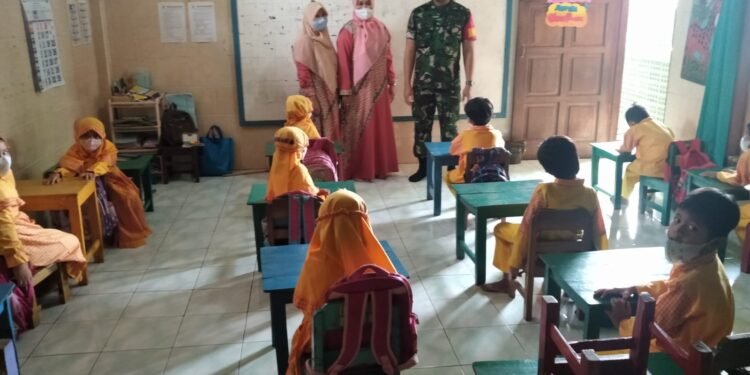 Dukung Program Pemerintah, Babinsa Kelurahan Joyotakan Aktif Terapkan PTM.