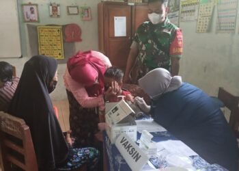 Babinsa Bolo Dampingi Giat Petugas Vaksinasi Anak Usia 6-11 Tahap Pertama.