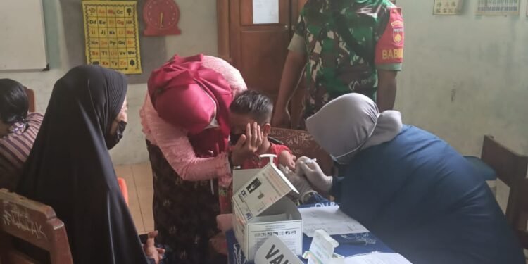 Babinsa Bolo Dampingi Giat Petugas Vaksinasi Anak Usia 6-11 Tahap Pertama.