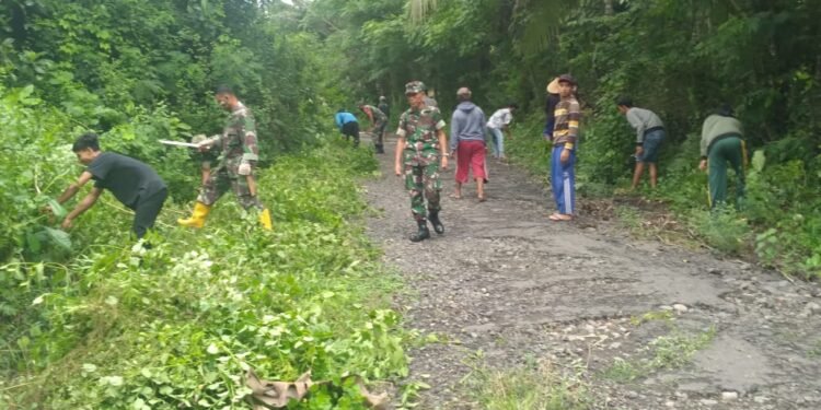 Danramil 1615-11/Aikmel Pimpin Gotong Royong Bersihkan Saluran Irigasi.