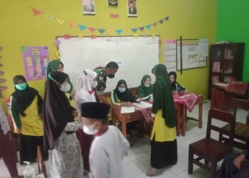 Babinsa Wonosegoro Dampingi Vaksinator di 4 Sekolah Dasar.