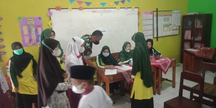 Babinsa Wonosegoro Dampingi Vaksinator di 4 Sekolah Dasar.