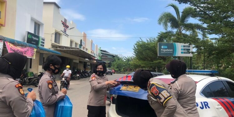 Jum’at Berkah: Polwan Polda Kepri Peduli Berbagi Bersama.