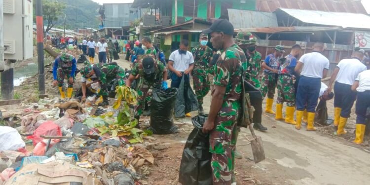 Pasca Banjir, Korem 172/PWY Kerja Bakti Bersihkan Kali Acai.