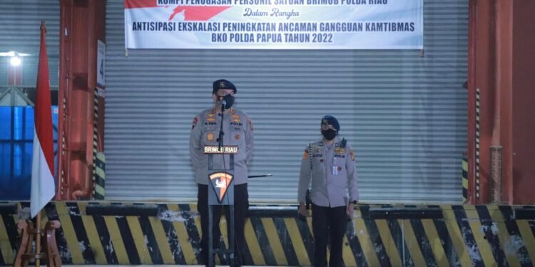 Lepas Keberangkatan 105 Personel Brimob Polda Riau BKO ke Papua, Kapolda: Tetap Disiplin dan Humanis.