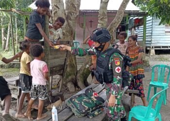 Satgas Pamtas RI-PNG Yonif 711/Raksatama Mempererat Tali Silaturahmi Dengan Warga Perbatasan Melalui Pelayanan Kesehatan Gratis.