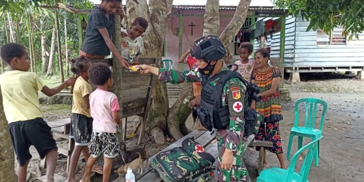 Satgas Pamtas RI-PNG Yonif 711/Raksatama Mempererat Tali Silaturahmi Dengan Warga Perbatasan Melalui Pelayanan Kesehatan Gratis.