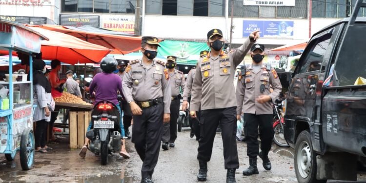 Upaya Mencegah Penyebaran Mata Rantai Covid-19 Varian Omicron, Kapolresta Pekanbaru Kembali Bagikan Masker.