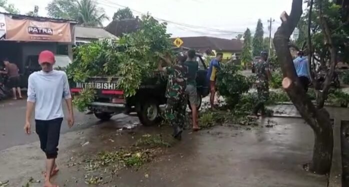 Bersama Warga, Anggota Koramil 16/Jatiroto Gotong-Royong Bersihkan Lingkungan.