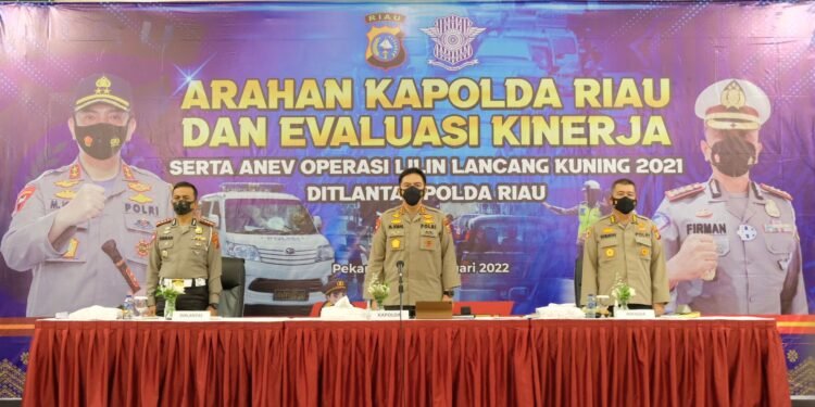 Evaluasi Kinerja Serta Anev Operasi Lilin 2021 Kapolda Riau Berikan Reward Satlantas Berprestasi.