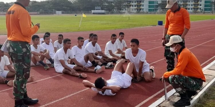 Komandan Lanud Hang Nadim Letkol Pnb Iwan Setiawan Pantau Langsung Test Kesamaptaan 14 Calon Siswa Tamtama PK TNI AU.