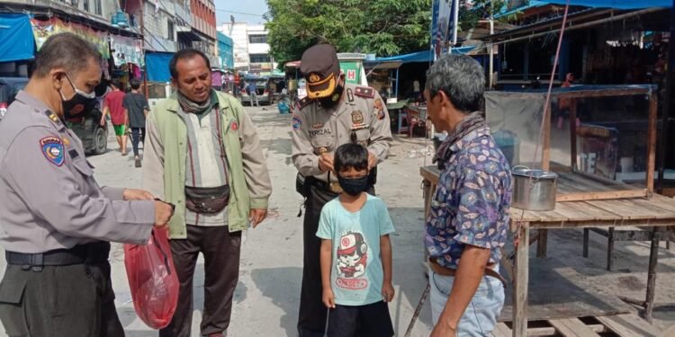 Sat Binmas Polresta Pekanbaru Lakukan Himbauan Protokol Kesehatan Dan Bagi Masker.