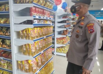 Kapolsek Koto Tangah Lakukan Pengawasan Minyak Goreng.