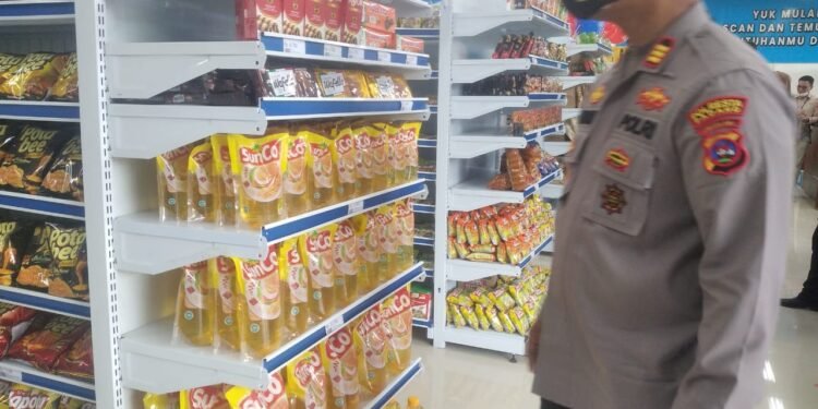 Kapolsek Koto Tangah Lakukan Pengawasan Minyak Goreng.